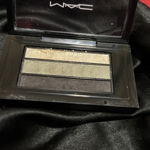 MAC MAKEUP - Picture 4 of 6